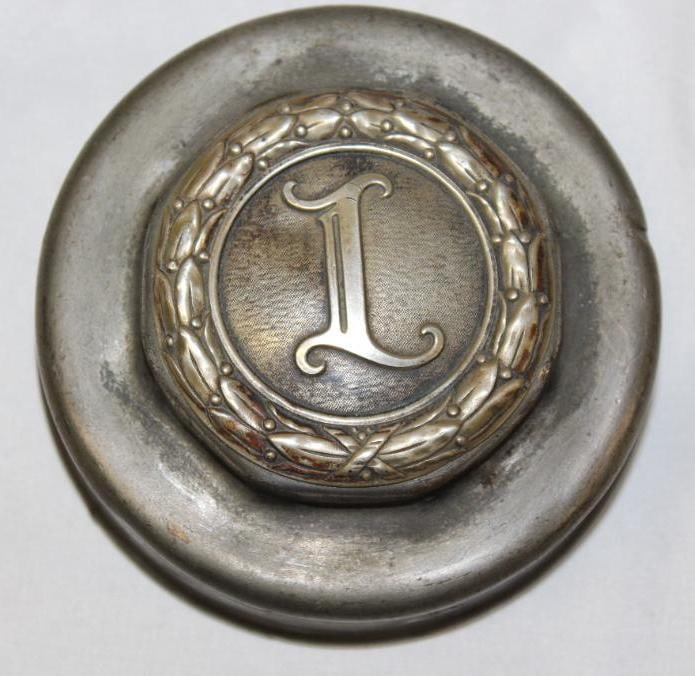 920's Lincoln Motor Car Co Threaded Hubcap (1 of 2)