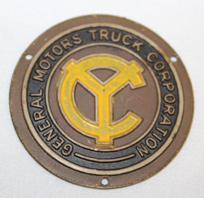 1928-1930 General Motors Yellow Coach Hubcap Emblem Badge: 2.25" diameter