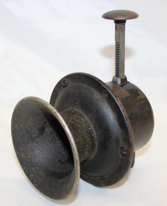 Stuart Warner Model 15A Accessory Hand Operated Horn: 5" x 7" x 4.5", in working condition