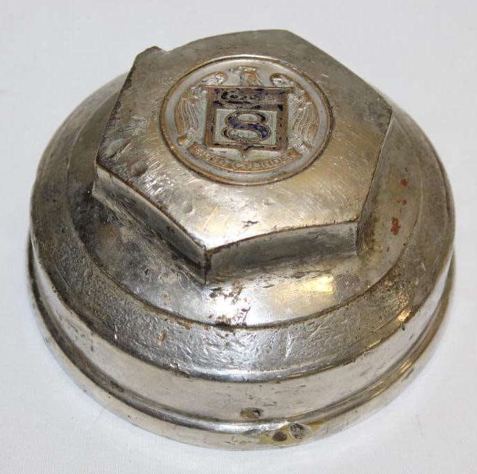Cole 8 Automobile Threaded Hubcap (1 of 3)