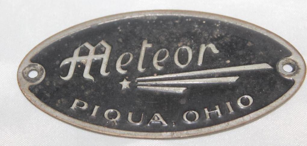 1930's - 1940's Meteor Motor Car Co Emblem Badge (1 of 2)