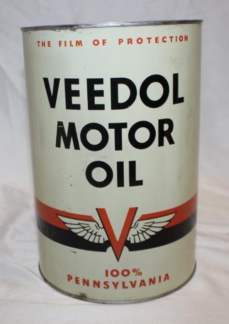 Veedol Tidewater Flying V 5 Quart Motor Oil Can: in good condition with minor dents and wear. This can is full. We would prefer to drain before shipment to ensure safe delivery.