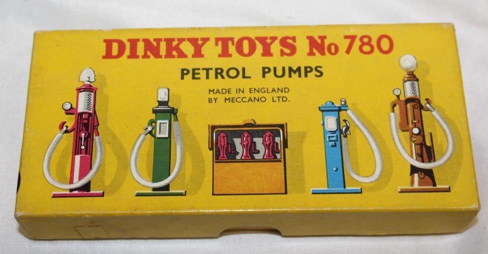 Dinky Toys Service Station Gas / Petrol Pumps and Oil Bin (1 of 6)