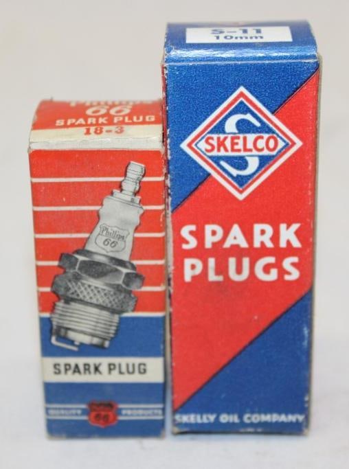 Group of 2 Phillips 66 and Skelly Oil Co Spark Plugs with Boxes (1 of 5)