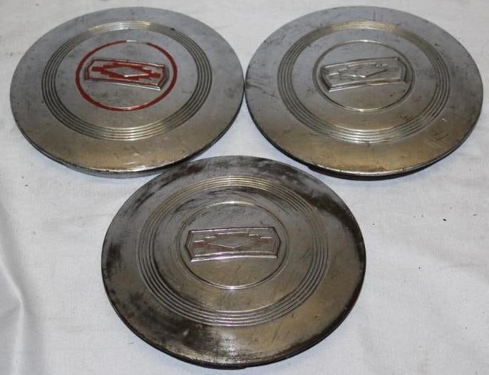 Group of 3 1928-1930 Pontiac Hubcaps: 7.25" x each