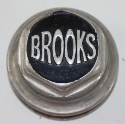 Brooks Automobile Threaded Hubcap (1 of 2)