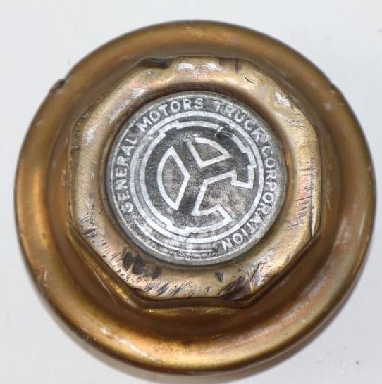 General Motors Truck Corp Yellow Coach Brass Automobile Threaded Hubcap (1 of 2)