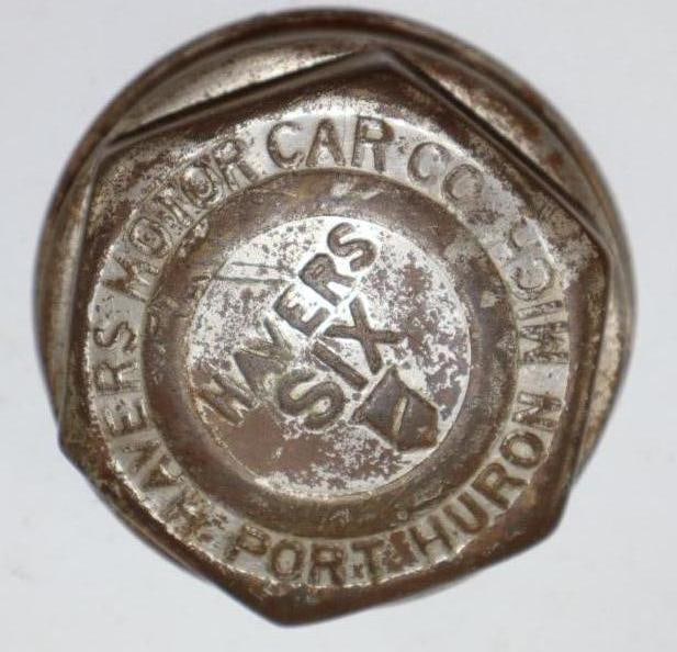 Havers Six Automobile Threaded Hubcap (1 of 2)