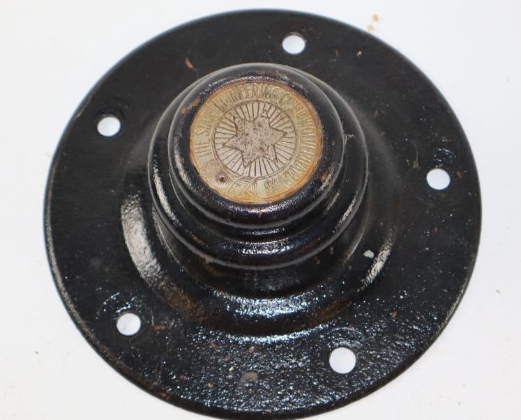 The Star Engineering Co Automobile Hubcap (1 of 2)