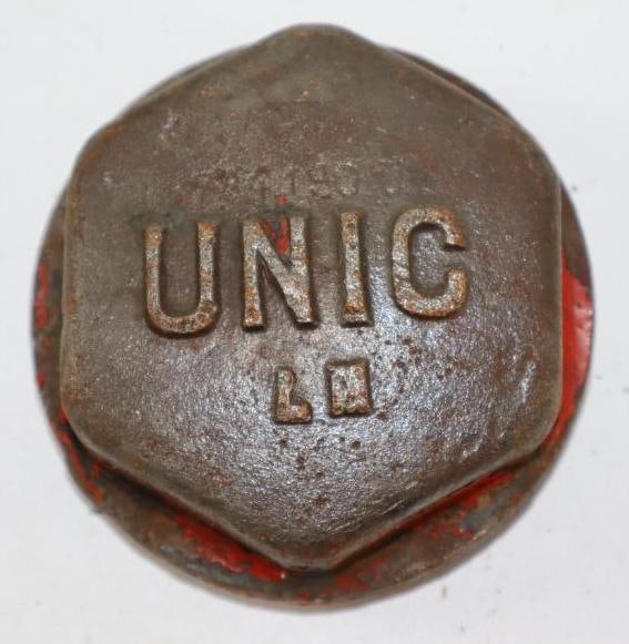 Unic Automobile Threaded Hubcap: 2.75" diameter