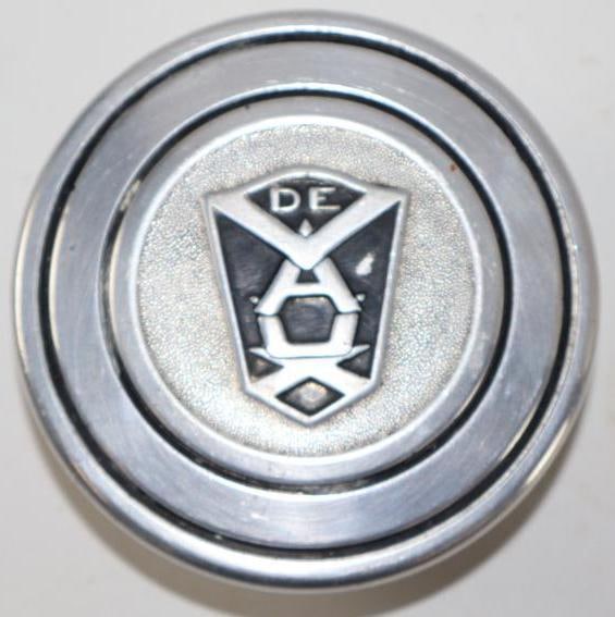 De Vaux Threaded Automobile Hub Cap (1 of 2)