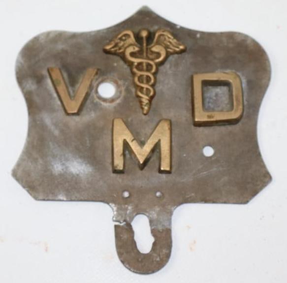 VDM Veterinarian Aluminum License Plate Topper: 5" x 5.25", has a crack at the bottom