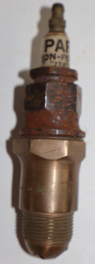 PAF Non-Foul Early Automobile Spark Plug (1 of 2)