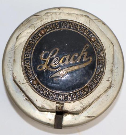 Leach Hayes Demountable Wire Wheel Threaded Automobile Hub Cap (1 of 2)