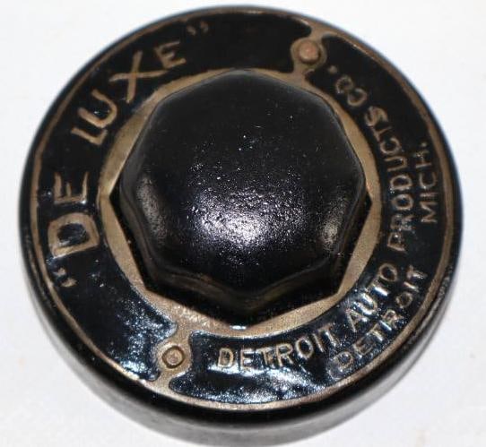Detroit Auto Products Co. "Deluxe" Threaded Automobile Hub Cap (1 of 2)