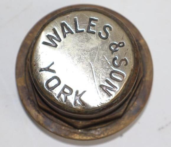 Brass Wales & Son York Threaded Automobile Hub Cap (1 of 2)
