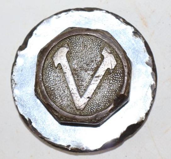 1920 Vaux Hall Threaded Automobile Hub Cap (1 of 2)