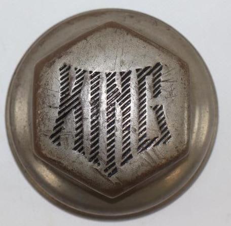 King Motor Car Co .Threaded Automobile Hubcap (1 of 2)