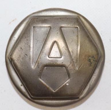 American Beauty Threaded Automobile Hubcap (1 of 2)