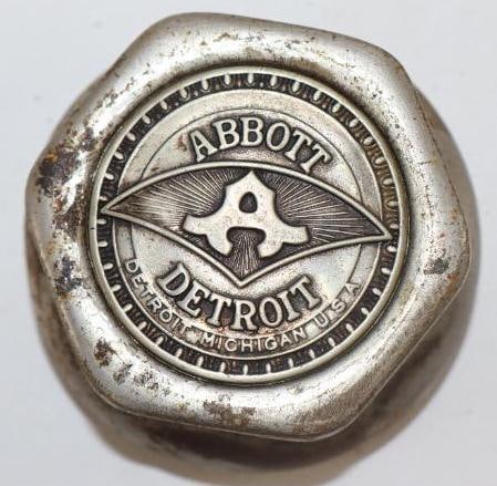 Abbott Detroit Threaded Automobile Hubcap (1 of 2)