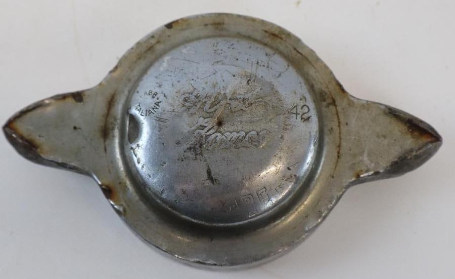 Alfa Romeo Threaded Knock-Off Automobile Hubcap (1 of 2)