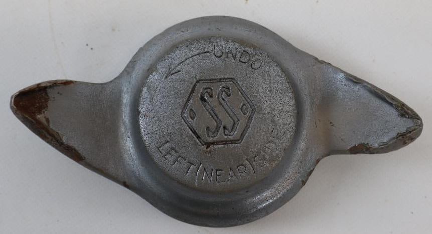 Standard Swallow Threaded Knock-Off Automobile Hubcap (1 of 2)