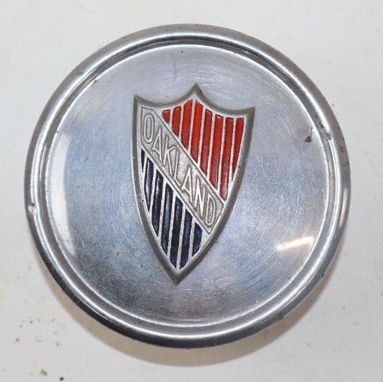 Embossed Oakland Motor Car Co Automobile Threaded Hubcap (1 of 2)