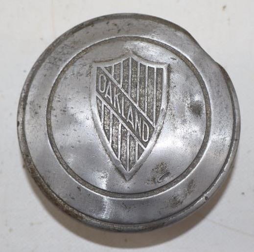 Embossed Oakland Motor Car Co Automobile Threaded Hubcap (1 of 2)
