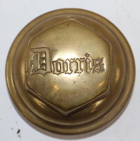 Dorris Brass Automobile Threaded Hubcap (1 of 2)