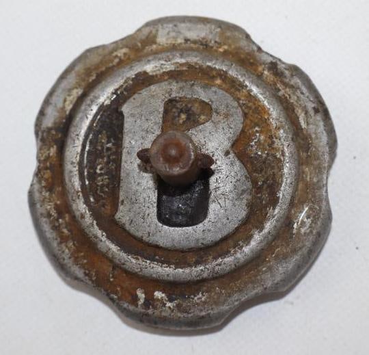 Embossed B Automobile Threaded Hubcap (1 of 2)