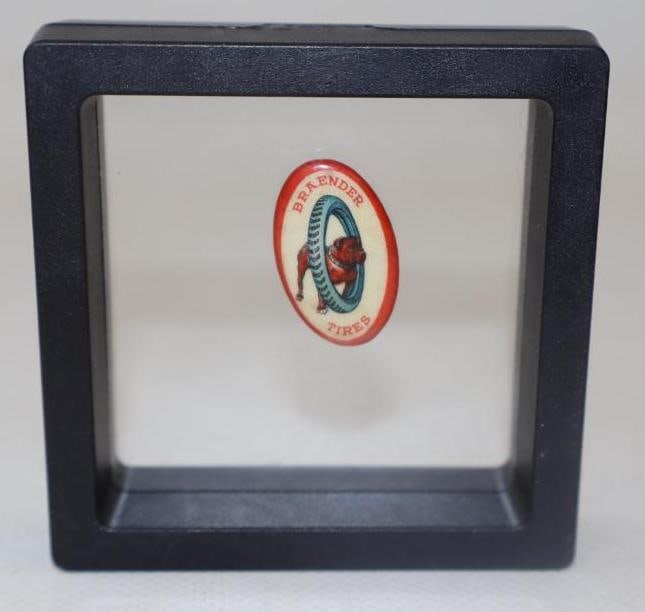 RARE BRAEDNER TIRES CELLULOID PENCIL CLIP WITH TIRE & DOG GRAPHIC.: 1" 1920'S ADVERTISING PENIL CLIP SHOWING CELLULOID ADVERTISING FACE WITH METAL BACKING. CONDITION: OVERALL EXCELLENT CONDITION, MISSING CLIP. DISPLAYS VERY WELL WITH BRIGHT COLOR AND EXCELLENT GRAPHIC