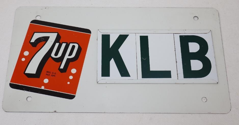 SEVEN UP SODA POP TIN NOVELTY LICENSE PLATE WITH INTERCHANGEABLE LETTER INITIALS.: 11" X 6". SINGLE SIDED TIN. 1960'S TIN LICENSE PLATE FOR SEVEN UP SHOWING KLB INTERCHANGEABLE INITIALS. CONDITION: EXCELLENT COLRO & GLOSS WITH ONLY LIGHT SURFACE WEAR. EXCELLENT CONDITION MOUNTING HO