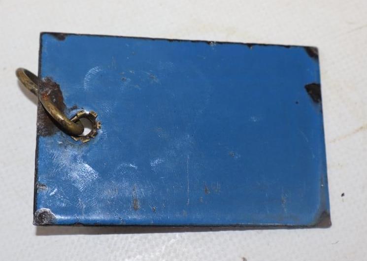 VEEDOL MOTOR OILS PORCELAIN OIL BARREL TAG.: 3" X 2". 1930"S SINGLE SIDED PORCELAIN SIGN FOR VEEDOL MOTOR OILS SHOWING SAE 20-20W. CONDITION: EXCELLENT COLOR & GLOSS WITH EDGE CHIPPING. ORIGINAL GROMMET AS WELL AS BRASS S? HOOK ATTACHED.