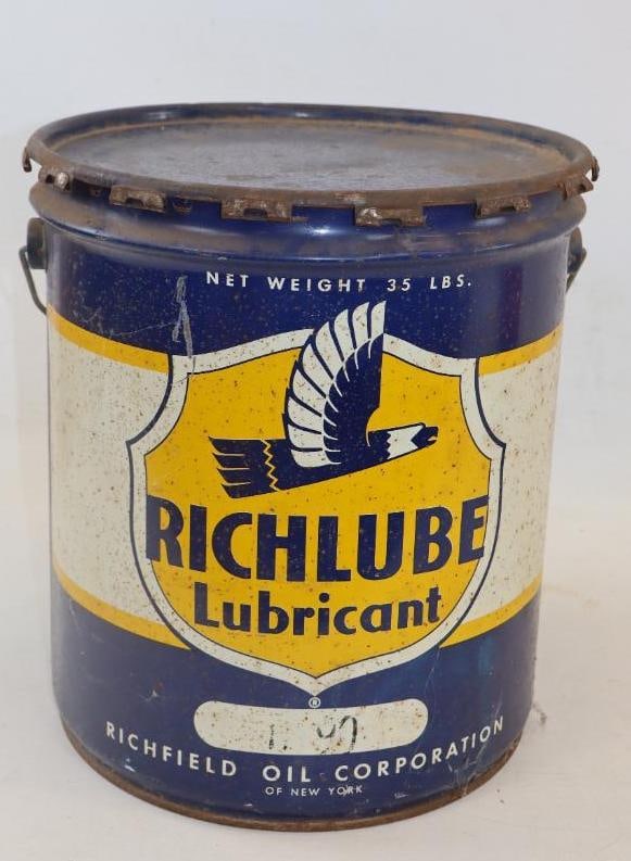 RICHFIELD RICHLUBE LUBRICANT FIVE GALLON CAN WITH EAGLE GRAPHIC. (1 of 4)