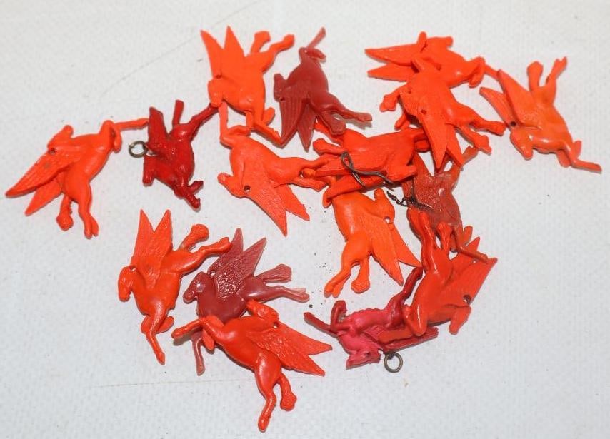 Group of 16 Red Mobil Pegasus Plastic Charms (1 of 3)