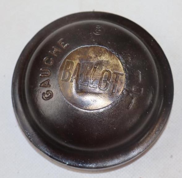 Ballot Gauche Steel Threaded Automobile  Hubcap (1 of 2)