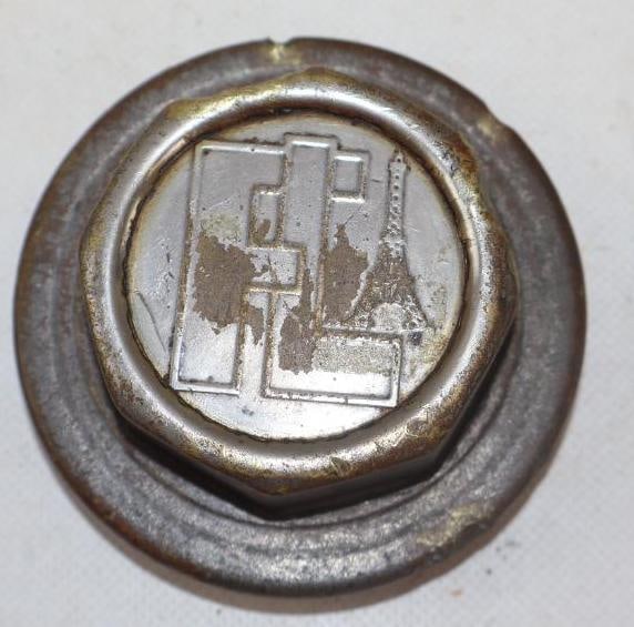 FL "Eiffel Tower" Steel Threaded Automobile Hubcap (1 of 2)