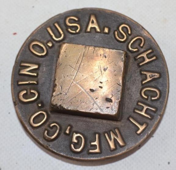 Schacht Manufacturing Co Cin. O. USA. Brass Threaded Automobile Hubcap (1 of 2)