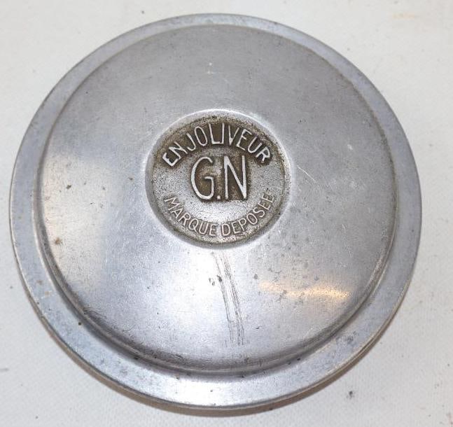 Enjoliveur G.N Automobile Threaded Hubcap: 5.75" diameter