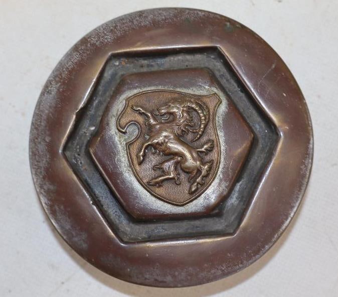 Cistilia Automobile Threaded Hubcap: 4.25" diameter