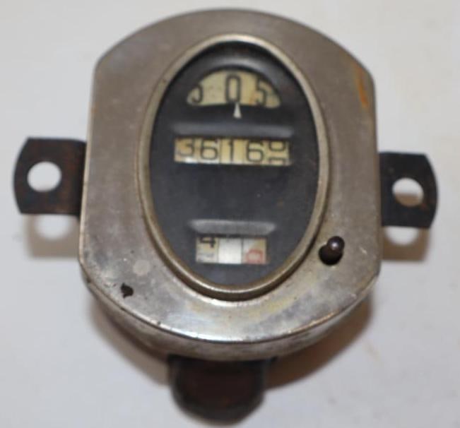 Early Automobile Speedometer Dash Gauge (1 of 2)