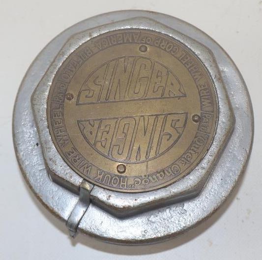 Singer "Quick Change" Houk Wire Wheel Threaded Automobile Hubcap (1 of 2)