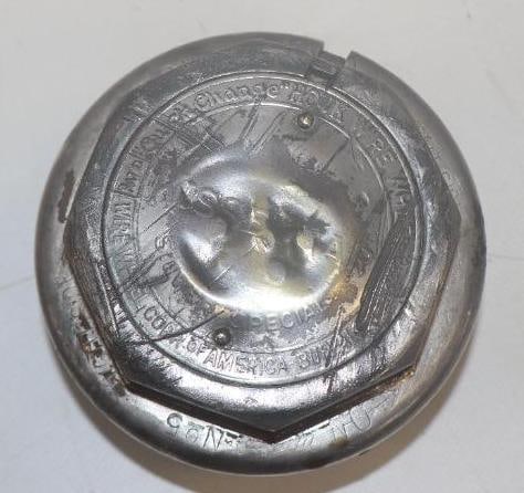 Kisselkar "Quick Change" Houk Wire Wheel Threaded Automobile Hubcap (1 of 2)