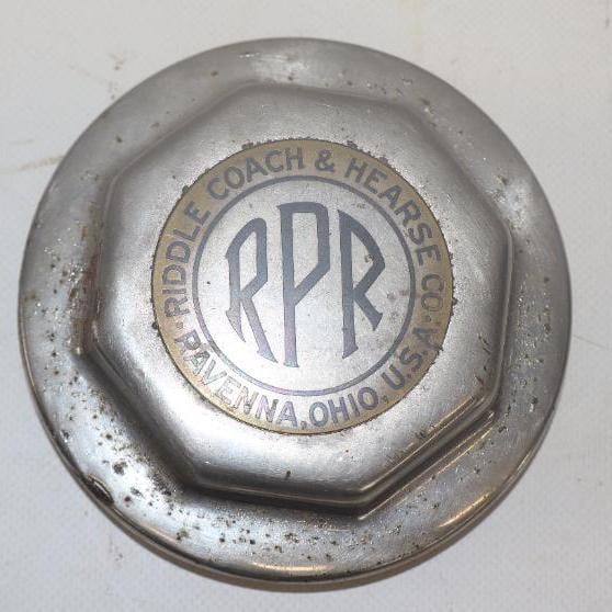 RPR Riddle Coach And Herse Threaded Automobile Hubcap: 4.25" diameter