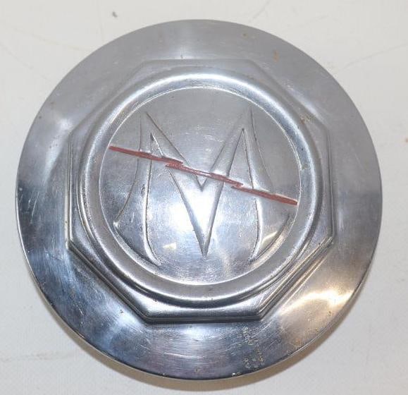 Marmon Roosevelt Motor Car Co. Threaded Automobile Hubcap (1 of 2)