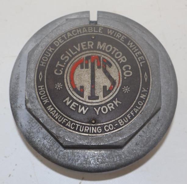 C.T. Sliver Motor Co Houk Detachable Wire Wheel Threaded Automobile Hubcap (1 of 2)