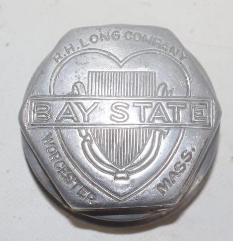 R.H. Long Company Bay State Aluminum Threaded Hubcap (1 of 2)