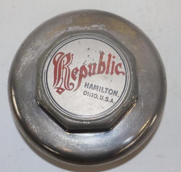 Republic Threaded Automobile Hubcap (1 of 2)