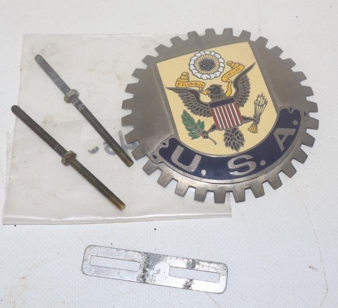 E Pluribus Unum USA Automobile Radiator Badge w/ Bracket: 3.75" diameter