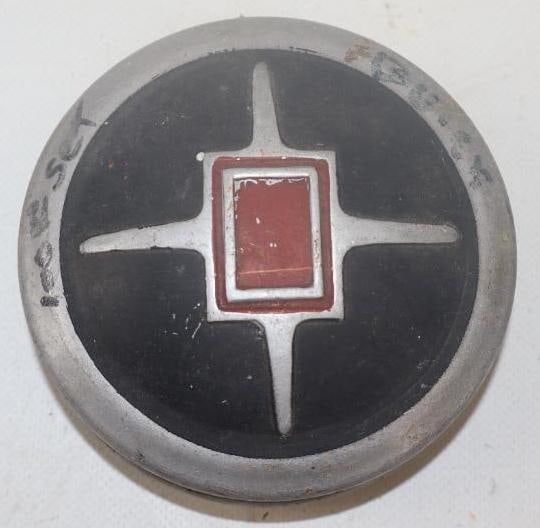 1929 Buick Aluminum Threaded Automobile Hubcap (1 of 2)